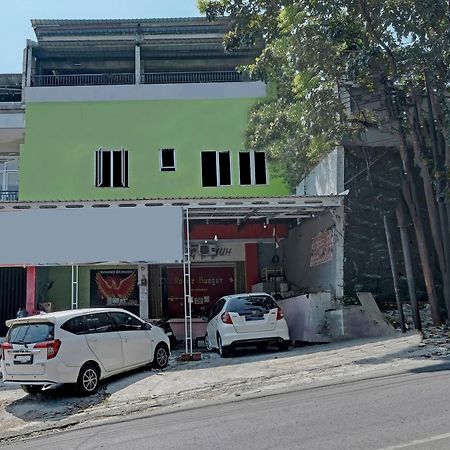 Oyo Life 92877 Hotel Rainbow 7296 Semarang Extérieur photo