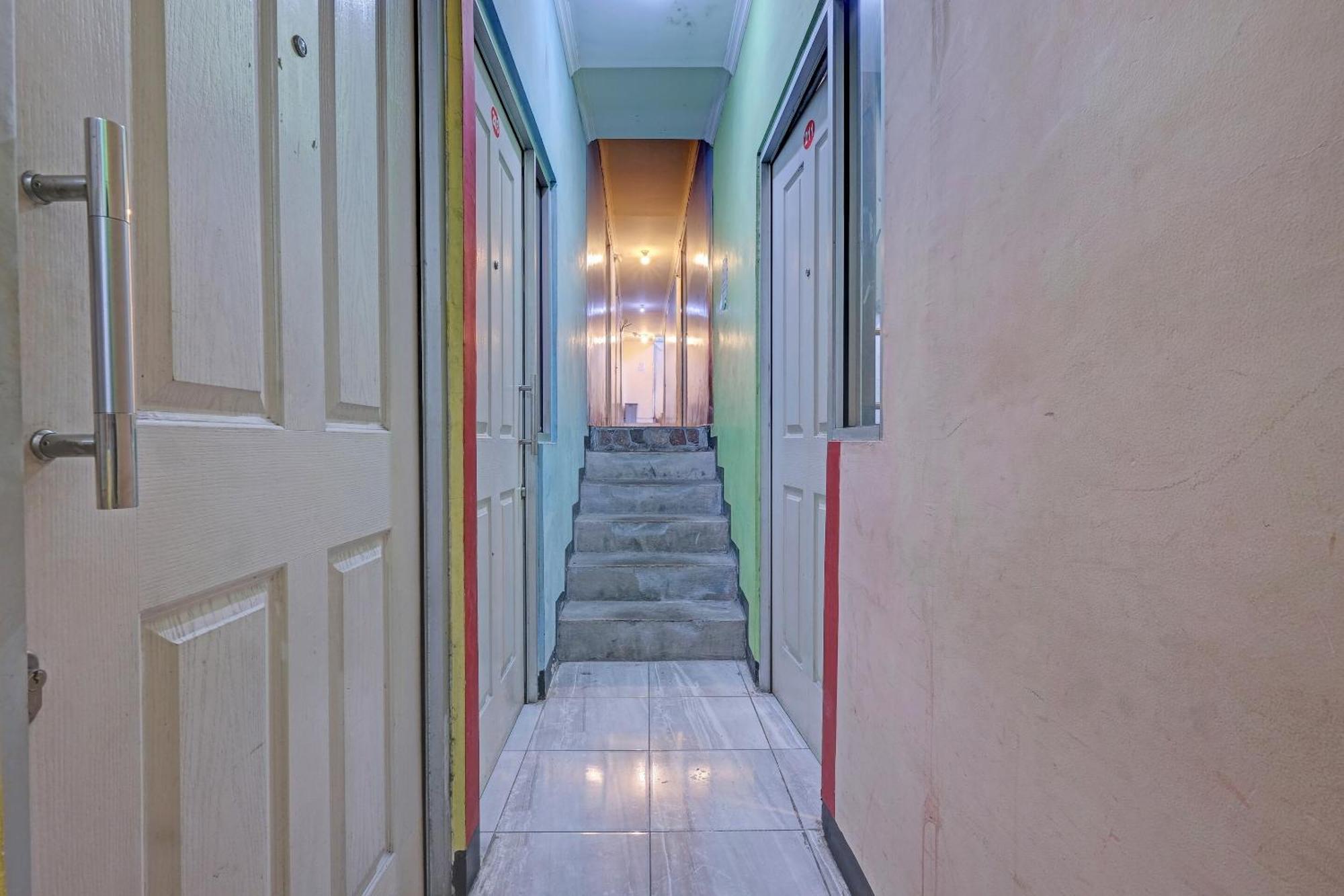 Oyo Life 92877 Hotel Rainbow 7296 Semarang Extérieur photo