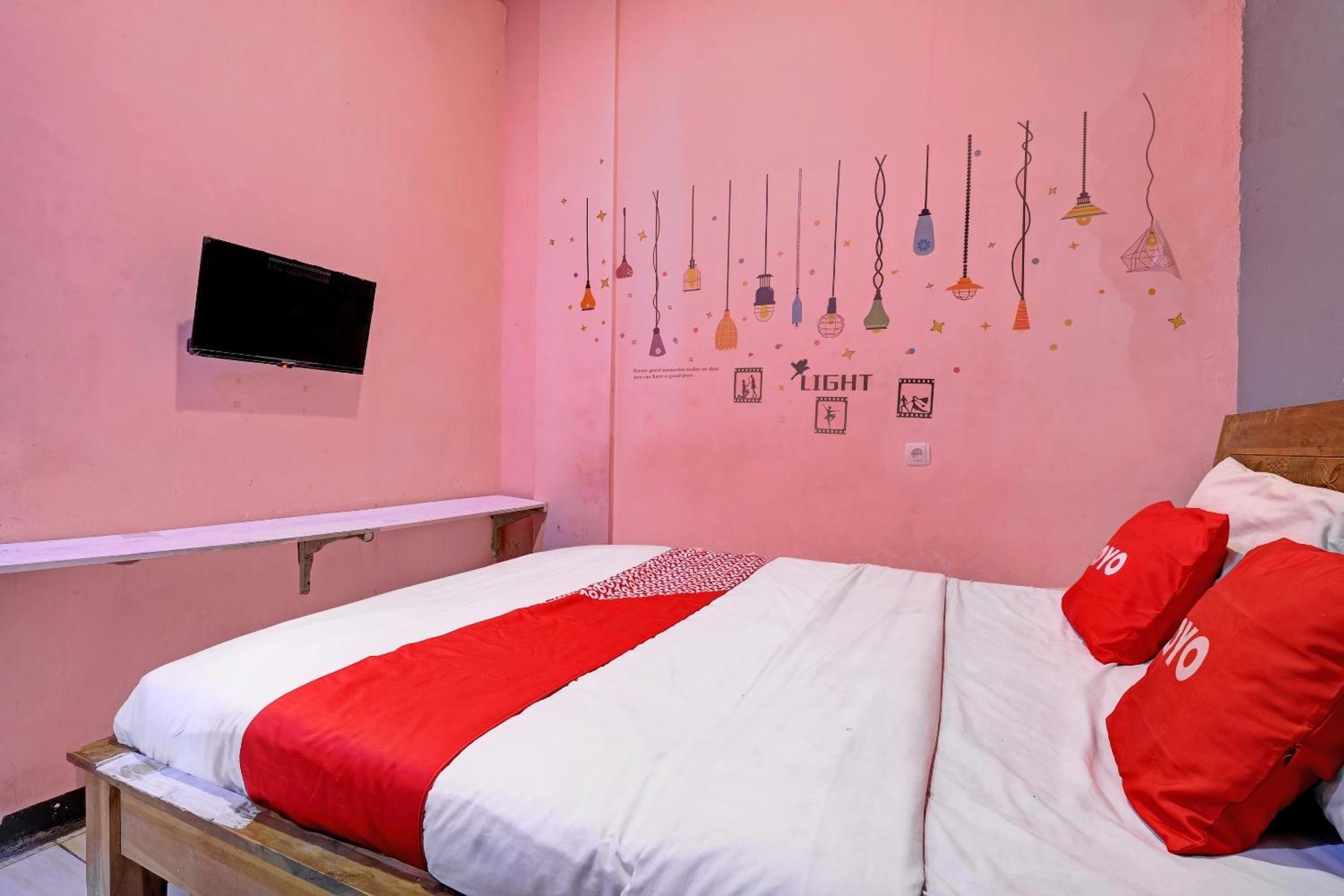 Oyo Life 92877 Hotel Rainbow 7296 Semarang Extérieur photo